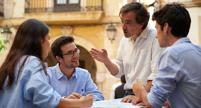 Lehrer erklärt den Unterricht während eines Spanisch-Bildungsurlaubs in Valencia, Spanien