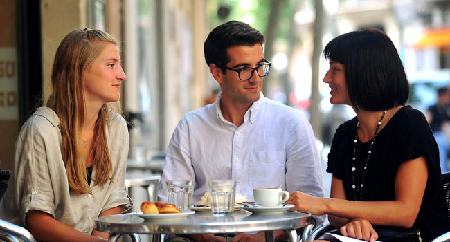 Teilnehmer unterhalten sich in einem Café während eines Spanisch-Bildungsurlaubs in Valencia, Spanien