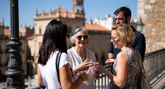 Teilnehmer im Gespräch während eines Spanisch-Bildungsurlaubs in Valencia, Spanien
