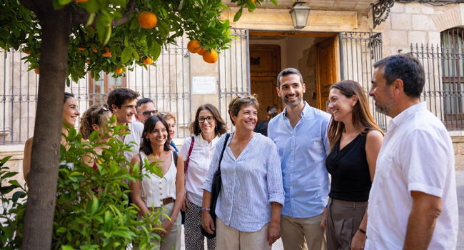 Lehrerteam und Teilnehmer vor der Sprachschule während eines Spanisch-Bildungsurlaubs in Valencia, Spanien