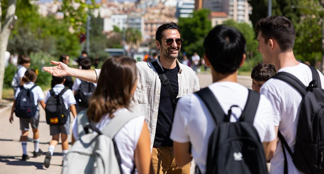 Stadtbesichtigung mit Kursleiter während eines Spanisch-Bildungsurlaubs in Valencia, Spanien